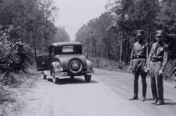 10-strada che attraversa un bosco di pini della Louisiana.1934_GF.jpg