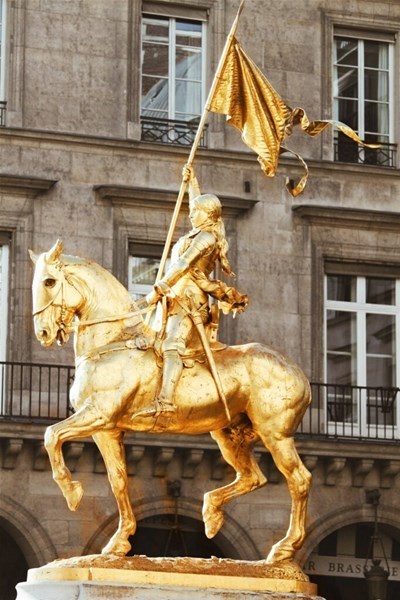 11-Statue_of_Jeanne_dArc_in_Paris_Place_des_Pyramides_GF.jpg