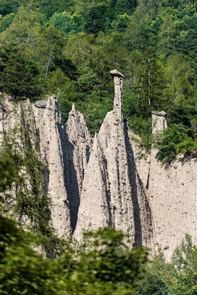 11-piramidi-di-segonzano-formazioni-rocciose-trentino-italia-le-colonne-naturali-GF.jpg