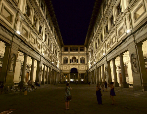 2-1-Galleria-degli-Uffizi-e-Corridoio-Vasariano-1024x795.jpg