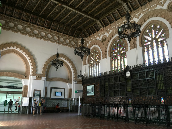 3-2-Hall_of_the_train_station_of_Toledo_(Spain).jpg