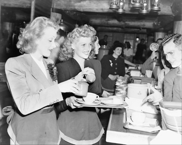3-Dietrich e Rita Hayworth servono cibo ai soldati alla Hollywood Canteen – 17 novembre 1942.jpg