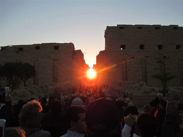 7-La-folla-curiosa-accalcata-allingresso-del-Tempio-di-Karnak-nel-giorno-del-solstizio-a-Karnak_GF.jpg