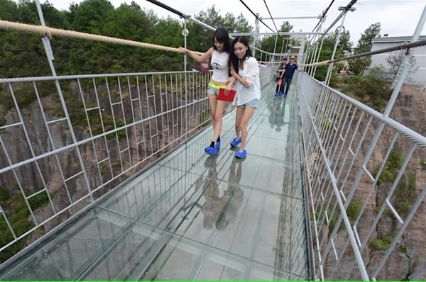 8-2-turisti-sul-ponte-di-vetro-haohan-qiao_GF.jpg